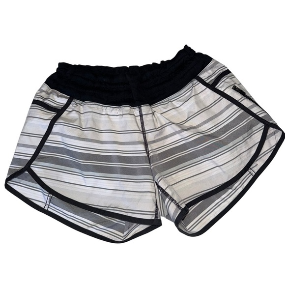 Lululemon Tracker Short *2-way Stretch
Mini Groovy Stripe Dune Horizontal Black - Picture 2 of 9